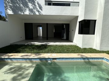 Residencia en Zona Norte de Mérida, Espacios Amplios y Casa Club Exclusiva