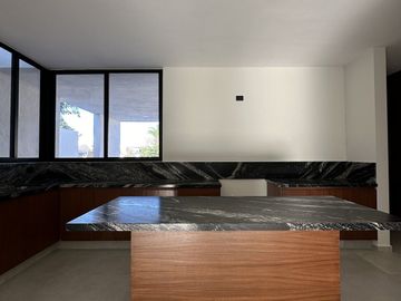 Residencia en Zona Norte de Mérida, Espacios Amplios y Casa Club Exclusiva