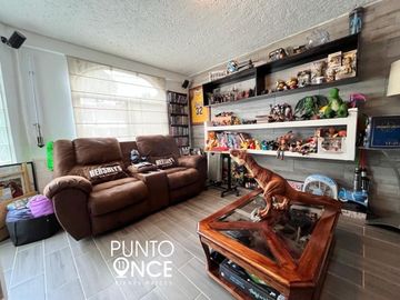 Casa en venta en Las Águilas  con alberca y jardín