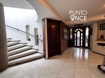 Casa en venta en Las Águilas  con alberca y jardín