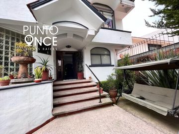 Casa en venta en Las Águilas  con alberca y jardín