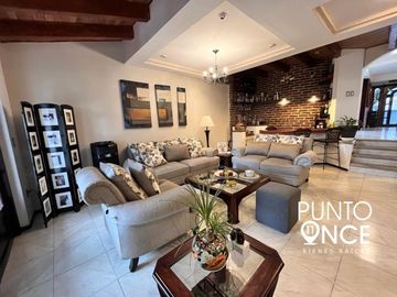 Casa en venta en Las Águilas  con alberca y jardín