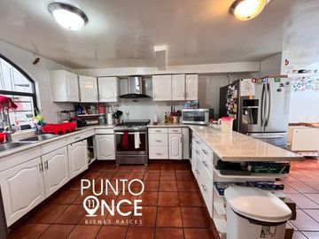 Casa en venta en Las Águilas  con alberca y jardín