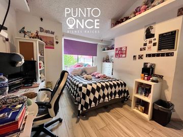 Casa en venta en Las Águilas  con alberca y jardín