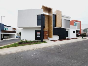 Casa en VENTA EN ESQUINA fraccionamiento LOMAS DE LA RIOJA