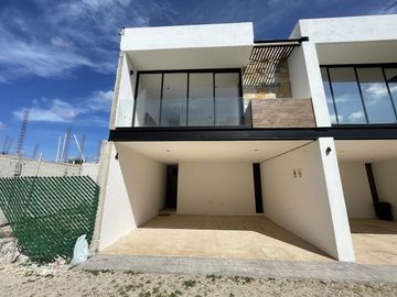 En venta townhouse con acabados premium en Cholul.