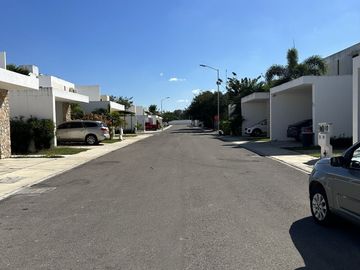 EN VENTA CASA EN CONKAL. PRIVADA 