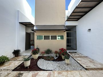 EN VENTA CASA EN CONKAL. PRIVADA 