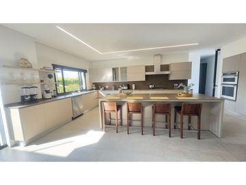 Casa campestre para la venta en exclusiva parcelacion en Llanogrande L