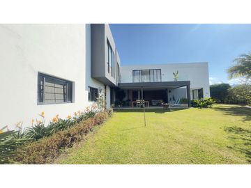 Casa campestre para la venta en exclusiva parcelacion en Llanogrande L