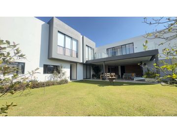 Casa campestre para la venta en exclusiva parcelacion en Llanogrande L