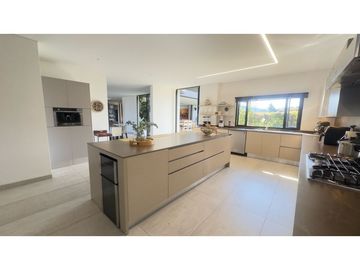 Casa campestre para la venta en exclusiva parcelacion en Llanogrande L