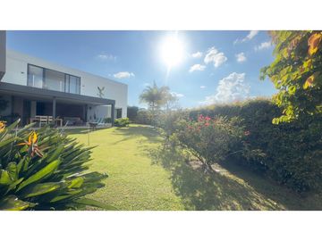 Casa campestre para la venta en exclusiva parcelacion en Llanogrande L