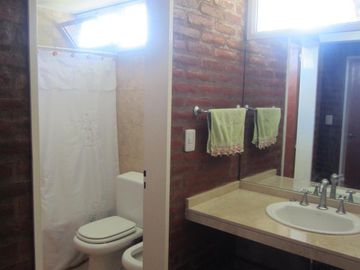 Casa en venta - 4 Dormitorios 2 Baños - 1.475Mts2 - Luján