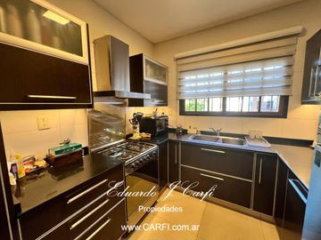 VENTA DE CHALET  CINCO AMBIENTES