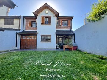 VENTA DE CHALET  CINCO AMBIENTES