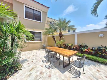 Venta casa 3 dormitorios. Km 2.5 vía Samborondón, Sector Uees  RRR