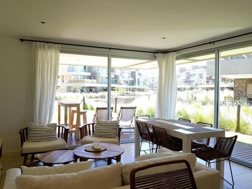 Las Piedras | Venta | Muy interesante PB en esquina de 3 dormitorios con jardín y parrilla