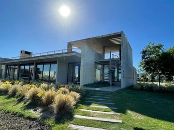 Las Piedras | Venta | Muy interesante PB en esquina de 3 dormitorios con jardín y parrilla