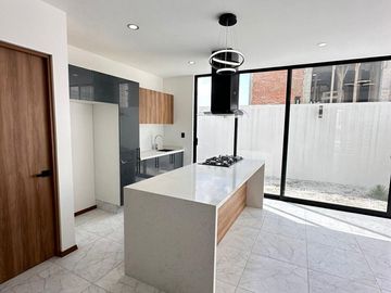 Casa en  venta con 4 habitaciones en Lomas de Angelopolis