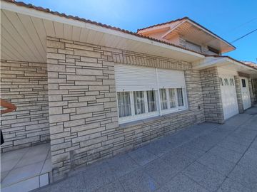CHALET IMPECABLE EN PARQUE LUROD4 AMB. A/C DORREGO 97