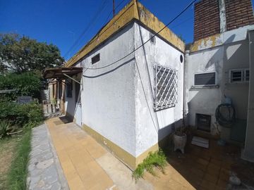 PH en  tipo casa de 2 ambientes con patio en Temperley Este frente a la Estacion