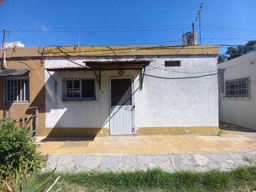 PH en  tipo casa de 2 ambientes con patio en Temperley Este frente a la Estacion