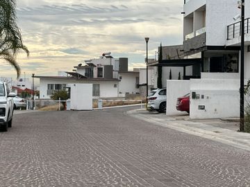 CASA EN VENTA EN CUMBRES DEL LAGO QUERÉTARO