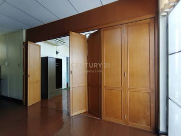 Vintage detached house for sale, prime location in the heart of the city, Chan Road, Soi 17, large land area 100 sq m, 400 sq m. No.55-HH-67073
