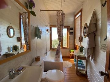 ENCANTADORA CASA EN EL BOSQUE LAS ACHIRAS