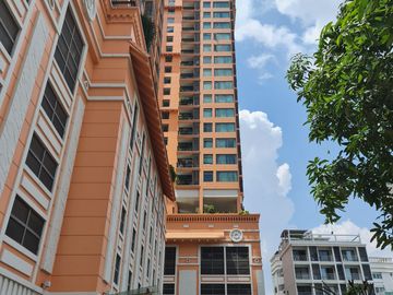 2-Bdr Condo at Sukhumvit 22, High Floor, near EM District