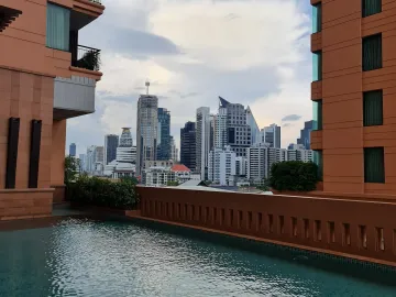 2-Bdr Condo at Sukhumvit 22, High Floor, near EM District