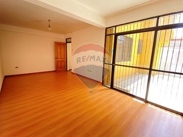 Casa en Jardines del Sur con Local Comercial