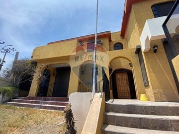 Casa en Jardines del Sur con Local Comercial