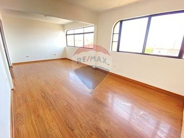 Casa en Jardines del Sur con Local Comercial