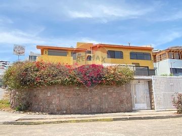 Casa en Jardines del Sur con Local Comercial