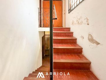 Chalet sobre lote de 22 x 10 en esquina. Parque Primavesi. Barrio San Carlos.