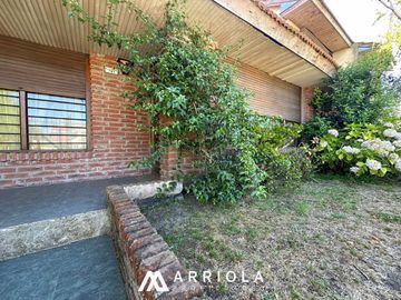 Chalet sobre lote de 22 x 10 en esquina. Parque Primavesi. Barrio San Carlos.