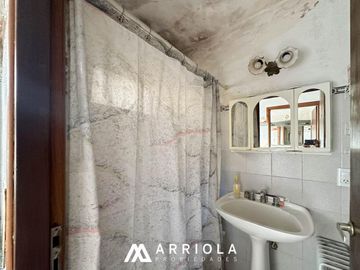 Chalet sobre lote de 22 x 10 en esquina. Parque Primavesi. Barrio San Carlos.