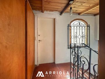 Chalet sobre lote de 22 x 10 en esquina. Parque Primavesi. Barrio San Carlos.