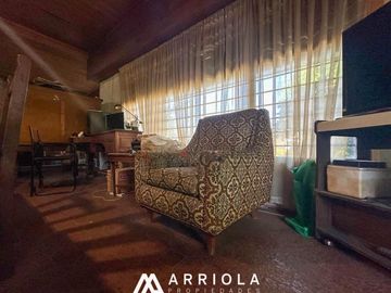Chalet sobre lote de 22 x 10 en esquina. Parque Primavesi. Barrio San Carlos.