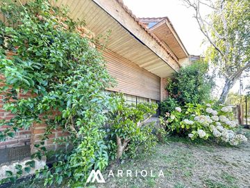 Chalet sobre lote de 22 x 10 en esquina. Parque Primavesi. Barrio San Carlos.