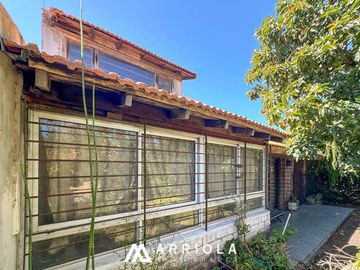 Chalet sobre lote de 22 x 10 en esquina. Parque Primavesi. Barrio San Carlos.