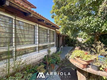 Chalet sobre lote de 22 x 10 en esquina. Parque Primavesi. Barrio San Carlos.