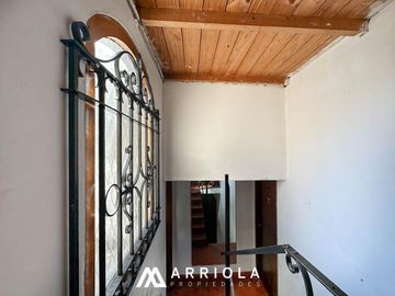 Chalet sobre lote de 22 x 10 en esquina. Parque Primavesi. Barrio San Carlos.