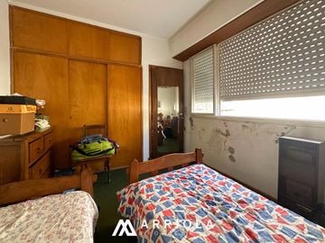 Chalet sobre lote de 22 x 10 en esquina. Parque Primavesi. Barrio San Carlos.