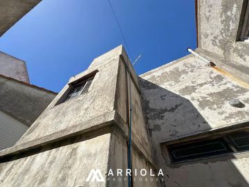 Chalet sobre lote de 22 x 10 en esquina. Parque Primavesi. Barrio San Carlos.
