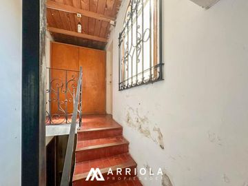 Chalet sobre lote de 22 x 10 en esquina. Parque Primavesi. Barrio San Carlos.