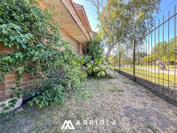 Chalet sobre lote de 22 x 10 en esquina. Parque Primavesi. Barrio San Carlos.