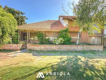 Chalet sobre lote de 22 x 10 en esquina. Parque Primavesi. Barrio San Carlos.